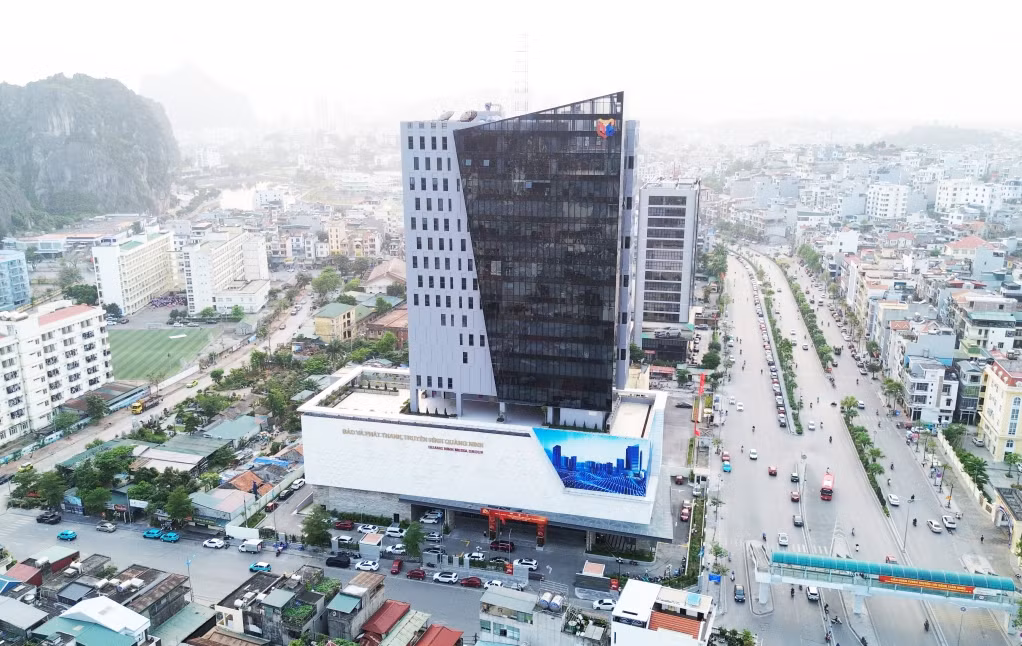 Tới thời điểm hiện tại, mọi công tác chuẩn bị về trang trí khánh tiết, hệ thống máy móc, thiết bị kỹ thuật tại Báo và PTTH Quảng Ninh đã cơ bản hoàn tất, sẵn sàng phục vụ Liên hoan Phát thanh toàn quốc lần thứ XVII – Quảng Ninh năm 2026.