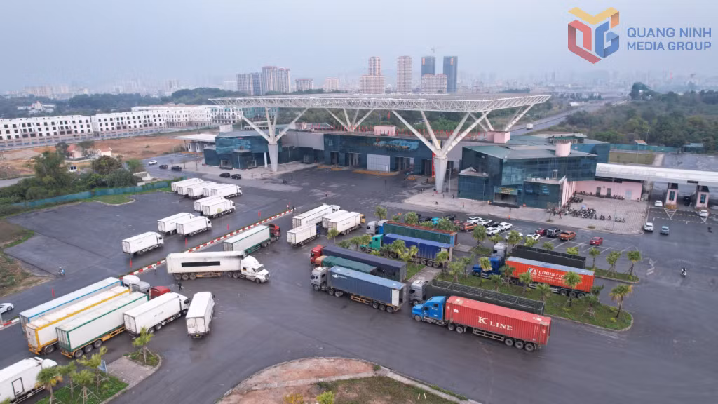 Phương tiện tham gia hoạt động XNK qua khu vực cầu Bắc Luân II (Cửa khẩu quốc tế Móng Cái) vào các ngày cuối tuần. Ảnh: Hoàng Nga