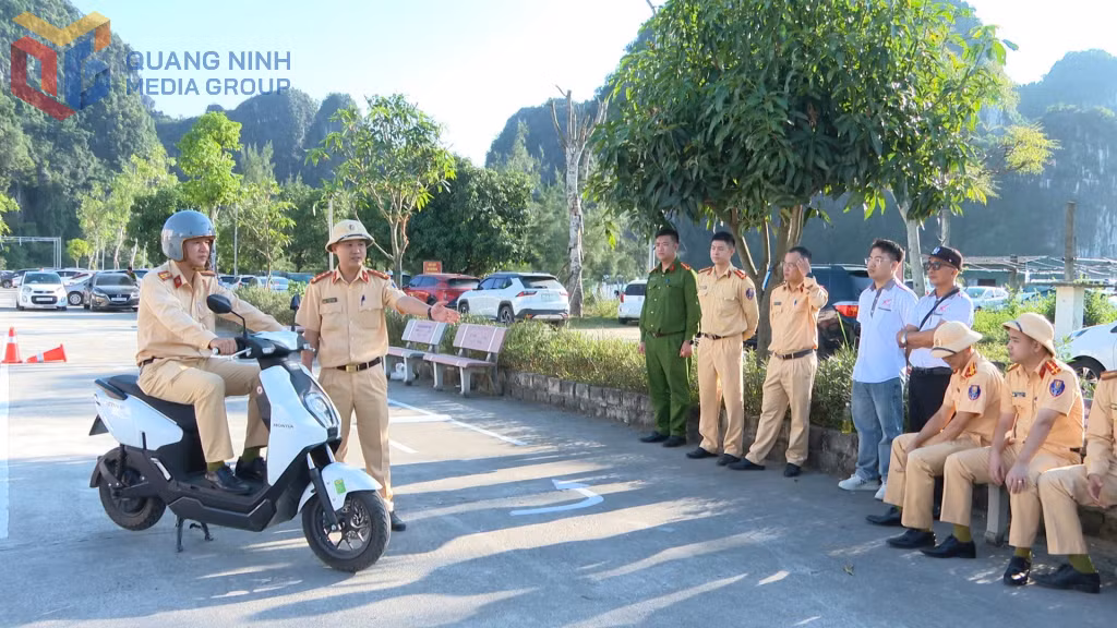 Phòng CSGT Công an tỉnh phối hợp cùng Công ty Honda Chi nhánh Quảng Ninh hướng dẫn các cán bộ CSGT về việc đi tuyên truyền và dạy các em học sinh điều khiển phương tiện đúng cách, an toàn.