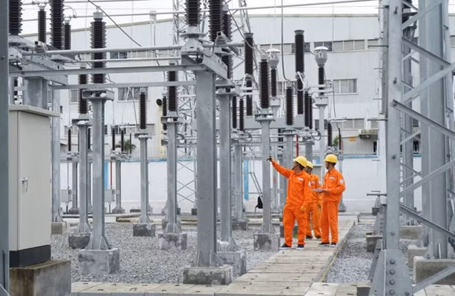 Mức xử phạt vi phạm các quy định về Giấy phép hoạt động điện lực được bạn đọc quan tâm. Trong ảnh là công nhân ngành điện lực đang khảo sát, làm việc. Ảnh: VGP