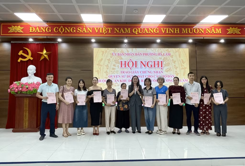 UBND phường Hà Lầm trao giấy chứng nhận quyền sử dụng đất cho các hộ dân.