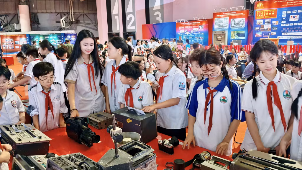 Các em học sinh tham quan, tìm hiểu những hiện vật lịch sử gắn liền với sự phát triển của báo chí, phát thanh, truyền hình Quảng Ninh.