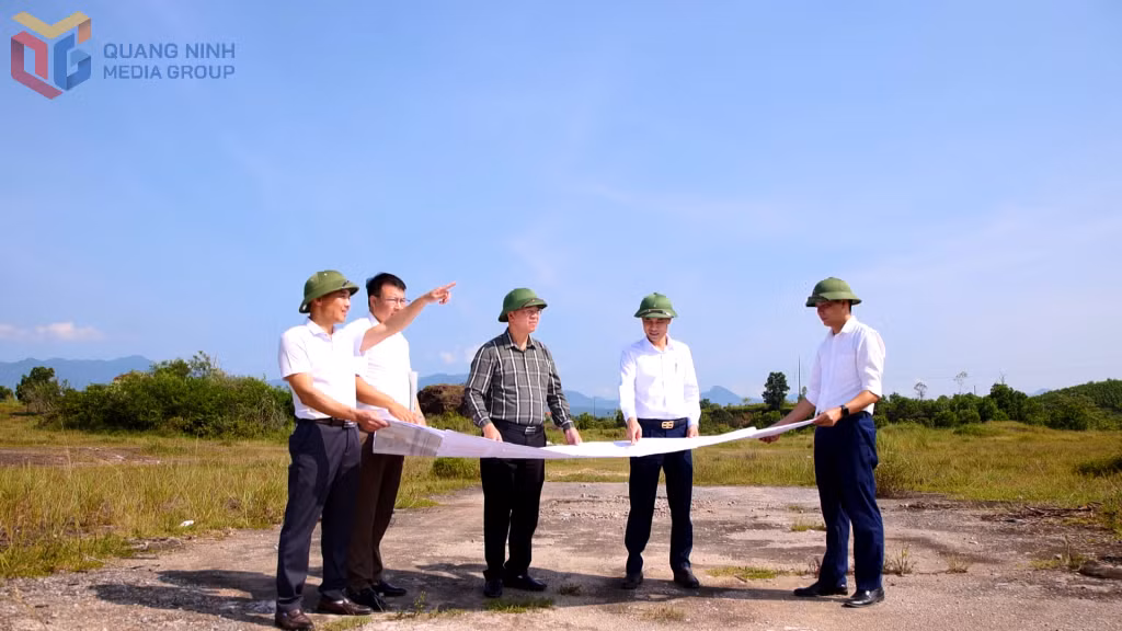 Lãnh đạo xã Quảng Đức kiểm tra công tác GPMB Cụm công nghiệp Quảng Đức.