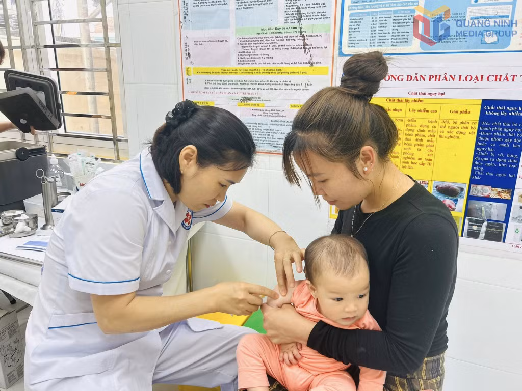 Tiêm phòng cho trẻ em tại Trạm Y tế xã Hải Lạng.