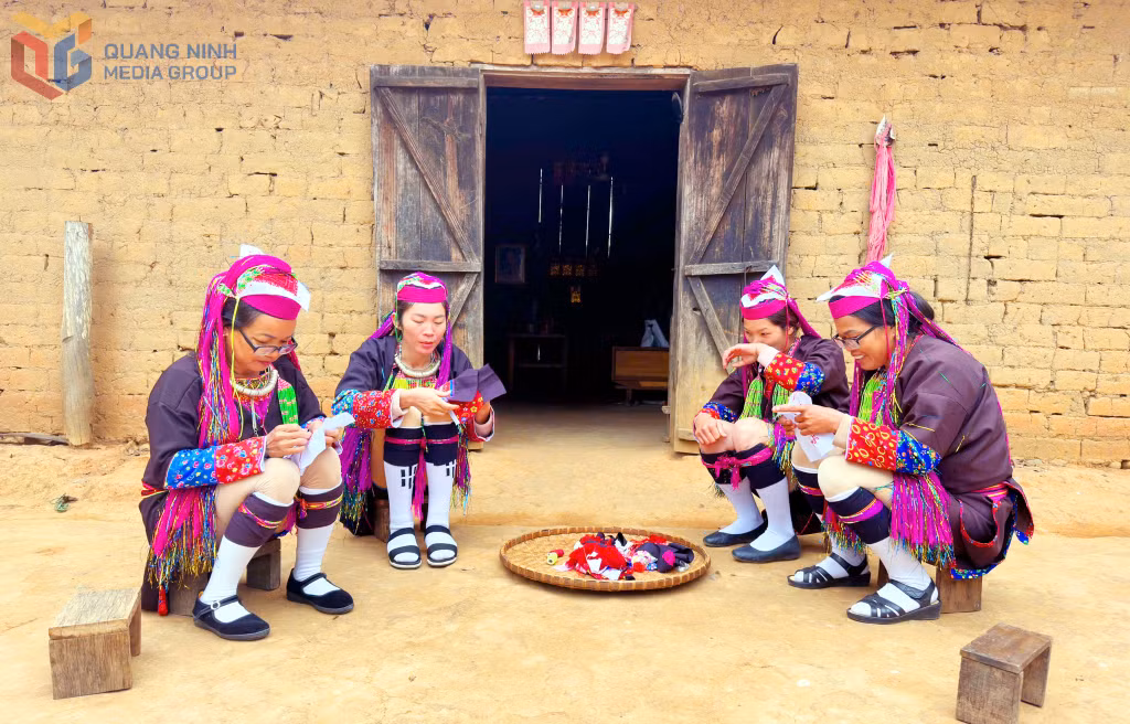 Người Dao Thanh Phán ở thôn Cầu Sắt (xã Bình Liêu) vẫn gìn giữ được nhiều nét đẹp văn hóa, cũng như không gian kiến trúc làng bản. Ảnh: Nga Tô (CTV)