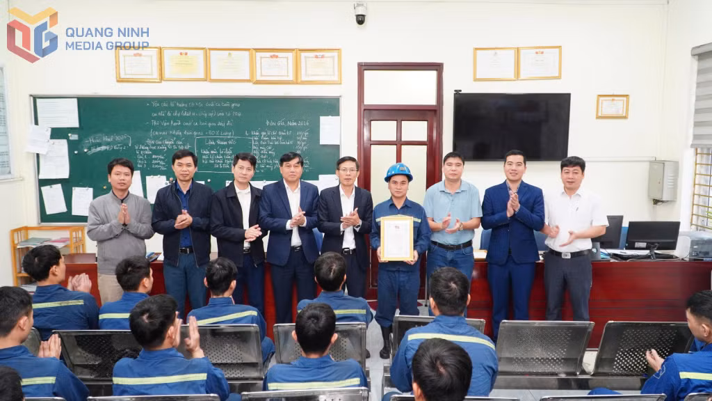 Công ty Than Khe Chàm tuyên dương các gương điển hình “Người thợ mỏ - Người chiến sĩ”, lan tỏa tinh thần thi đua lao động sản xuất trong toàn đơn vị.