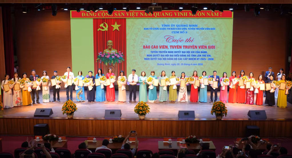 Ban Tổ chức tặng hoa và Giấy chứng nhận tham gia cuộc thi cho các thí sinh.