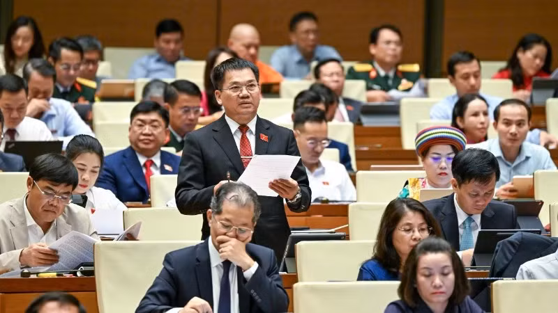 Đại biểu Dương Khắc Mai (Đoàn Lâm Đồng) phát biểu tại hội trường, (Ảnh: DUY LINH)