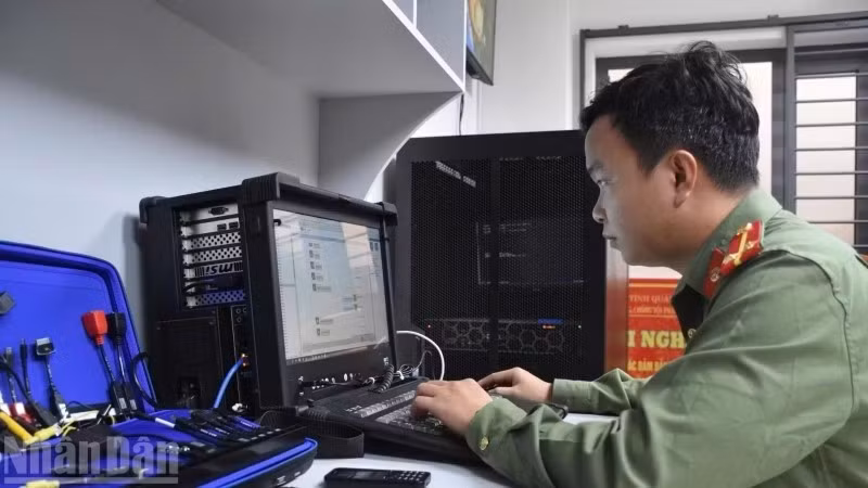Phòng An ninh mạng và phòng, chống tội phạm sử dụng công nghệ cao Công an thành phố Đà Nẵng đấu tranh tội phạm trên không gian mạng. (Ảnh: Công Vinh)
