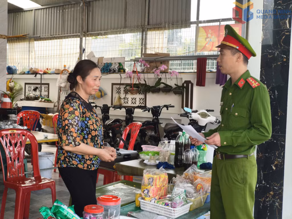 Công an Quảng La tuyên truyền hộ kinh doanh quanh khu vực trường học về các loại ma túy mới.