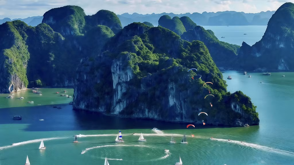 Hấp dẫn màn trình diễn thuyền buồm, dù bay trên vịnh Hạ Long.