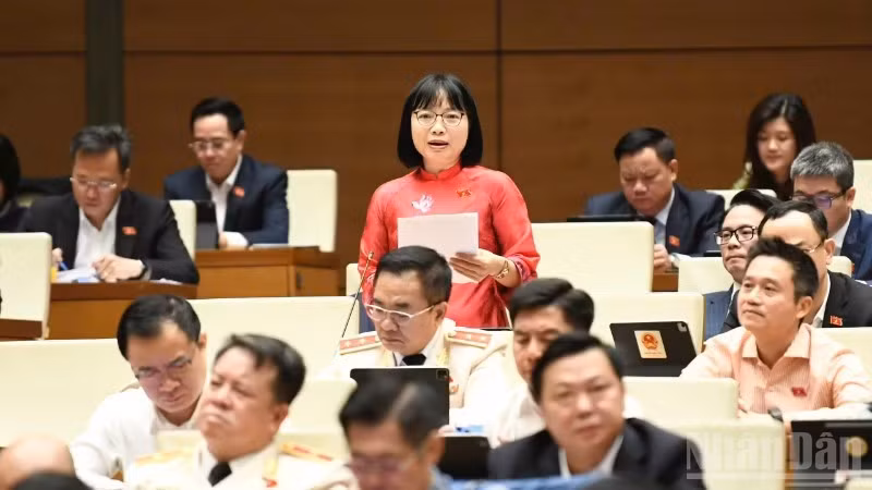 Đại biểu Nguyễn Thị Việt Nga (Phó Trưởng Đoàn đại biểu Quốc hội chuyên trách thành phố Hải Phòng) phát biểu tại hội trường. (Ảnh: DUY LINH)
