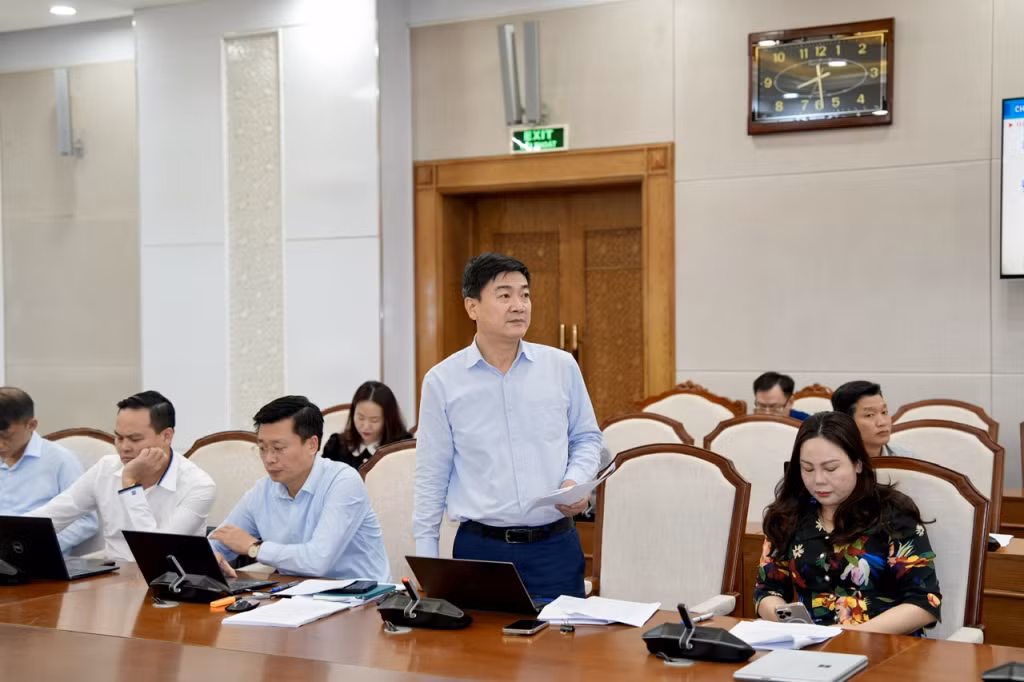 Lãnh đạo Sở Xây dựng báo cáo tại buổi làm việc.