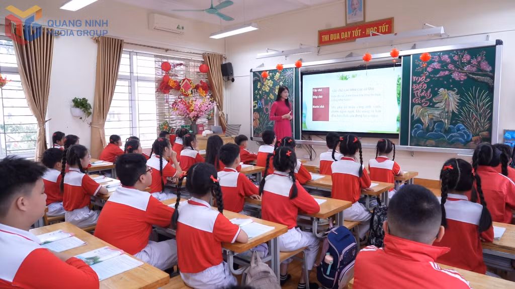 Tiết học sử dụng bảng thông minh tại Trường Tiểu học Trần Hưng Đạo (phường Hồng Gai).