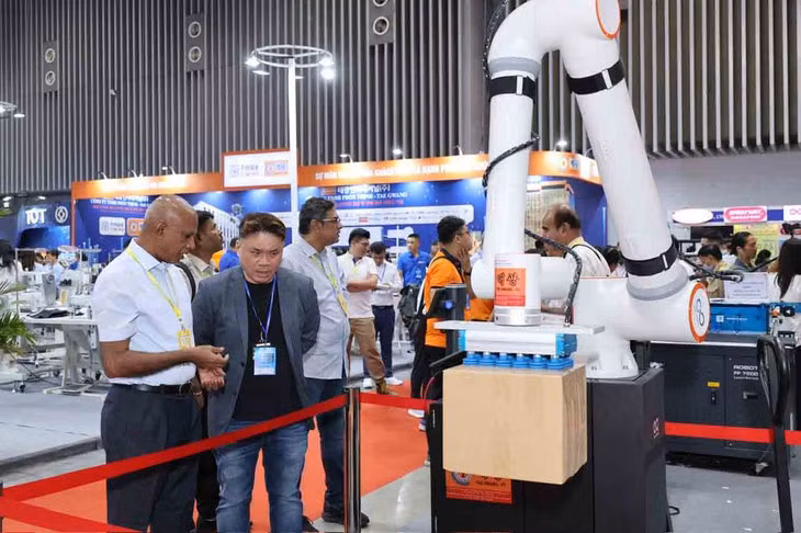 Doanh nghiệp dệt may đẩy mạnh ứng dụng AI và tự động hóa vào các khâu cắt vải, làm rập, thiết kế nhằm rút ngắn thời gian sản xuất và giảm chi phí vận hành - Ảnh: DNC