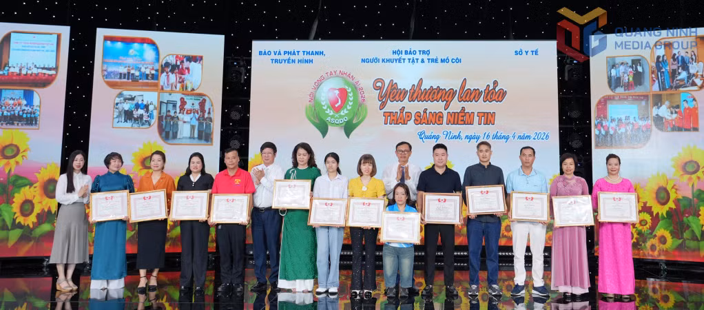 Trung ương Hội Bảo trợ NKT-TMC Việt Nam và Hội Bảo trợ NKT-TMC tỉnh trao tặng bằng khen cho các tập thể, cá nhân có thành tích xuất sắc trong hoạt động bảo trợ NKT-TMC tỉnh Quảng Ninh năm 2025.