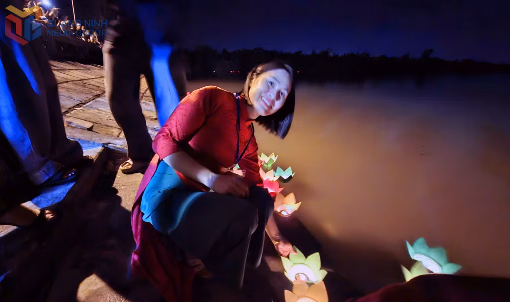 Thả hoa đăng trên dòng sông lịch sử.