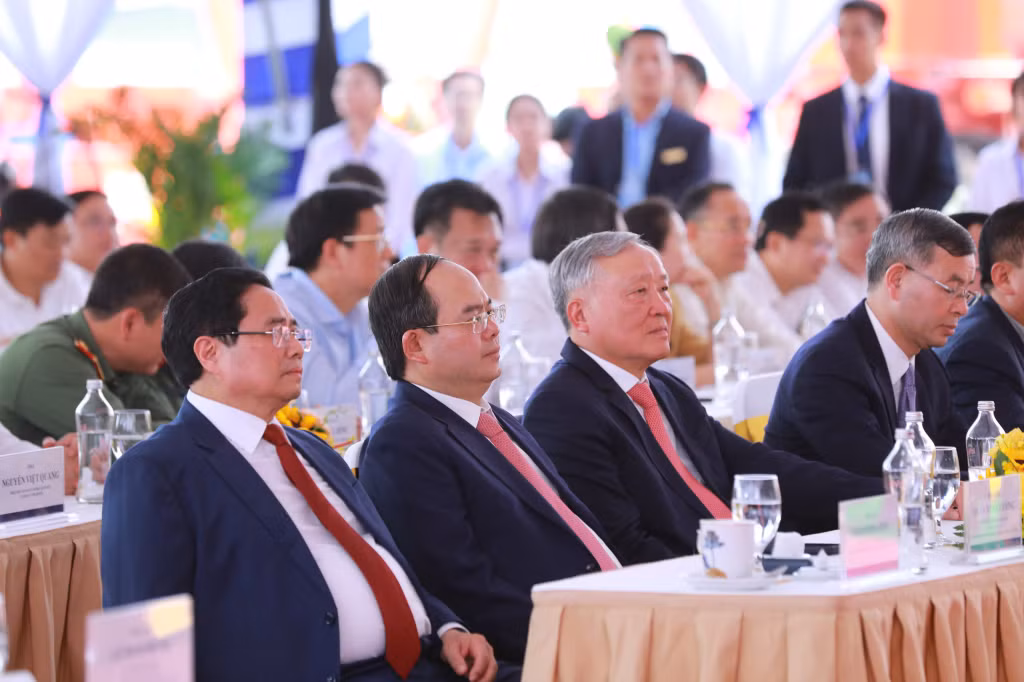 Các đồng chí: Phạm Minh Chính, nguyên Ủy viên Bộ Chính trị, nguyên Thủ tướng Chính phủ; Nguyễn Hòa Bình, nguyên Ủy viên Bộ Chính trị, nguyên Phó Thủ tướng Thường trực Chính phủ; Quản Minh Cường, Ủy viên Trung ương Đảng, Bí thư Tỉnh ủy, Trưởng Đoàn ĐBQH tỉnh cùng các đại biểu dự Lễ khởi công.