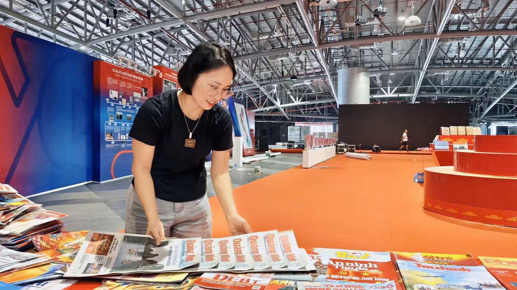 Cán bộ Hội Nhà báo tỉnh Quảng Ninh sắp xếp, trưng bày các ấn phẩm báo, tạp chí của các cơ quan báo chí trong toàn quốc.
