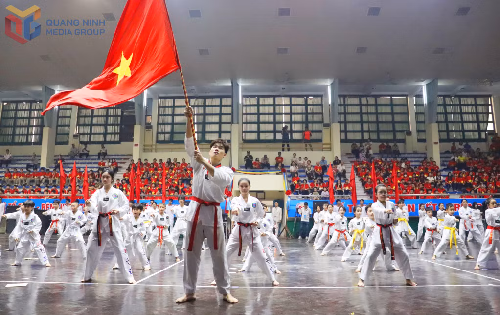 biểu diễn võ thuật trên nền nhạc sôi động của khoảng 150 võ sinh CLB Taekwondo Thanh Phong. Đại hội Thể dục thể thao (TDTT) cụm các phường Hồng Gai, Hạ Long, Hà Tu, Hà Lầm, Cao Xanh lần thứ I năm 2026 