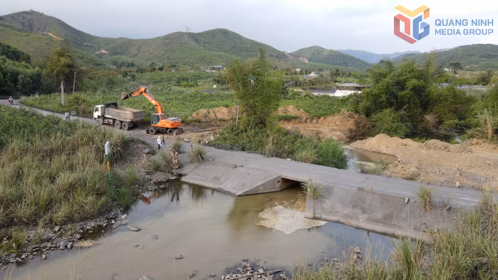 Tuyến đường vào xóm Tài Phèng, khu Thác Bạc, phường Mông Dương thường xuyên ngập lụt tại điểm ngầm tràn.