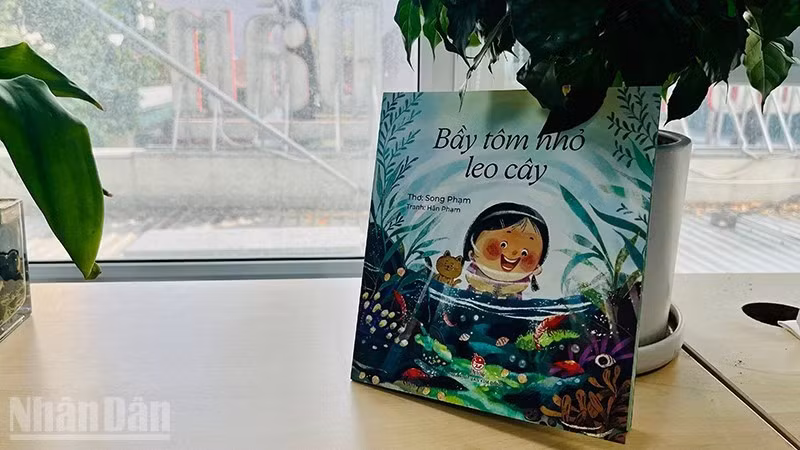 Bìa tập thơ "Bầy tôm nhỏ leo cây" của tác giả Song Phạm.