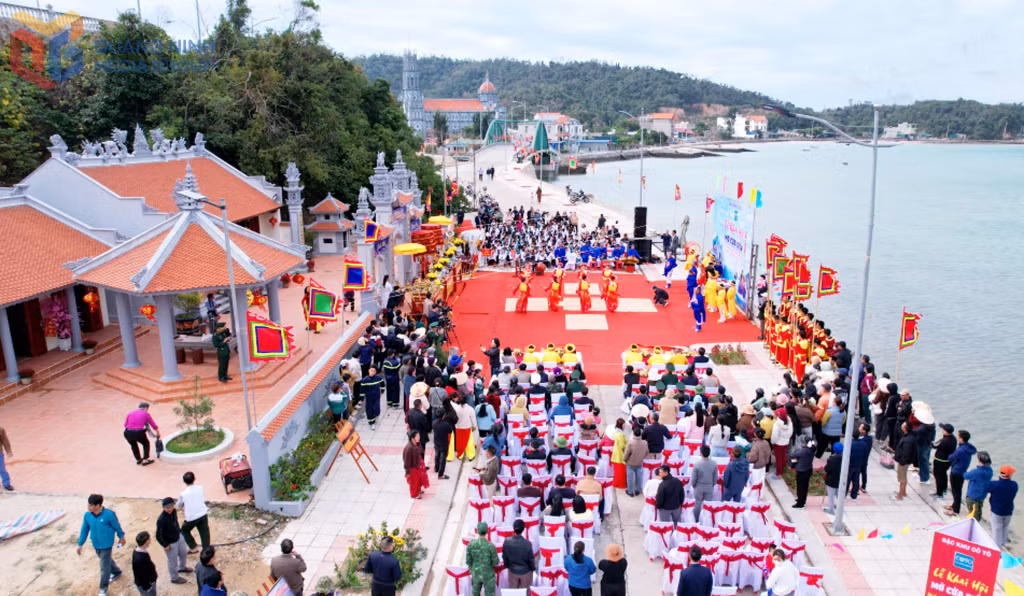 Miếu thờ thôn 2 được phục dựng, tái hiện sự linh thiêng trong Lễ hội Mở cửa biển đặc sắc của người dân vùng biển đảo Cô Tô. Ảnh: Minh Hà
