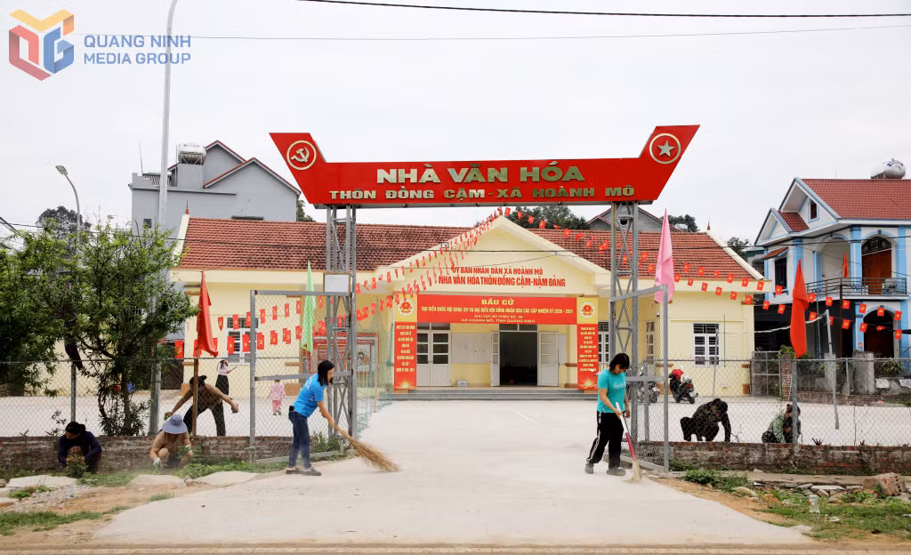 Người dân thôn Đồng Cậm tích cực tham gia ngày Chủ nhật xanh.