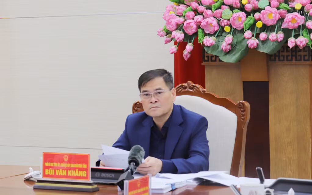 Đồng chí Bùi Văn Khắng, Bí thư Đảng ủy UBND tỉnh, Chủ tịch UBND tỉnh phát biểu chỉ đạo tại cuộc họp. 