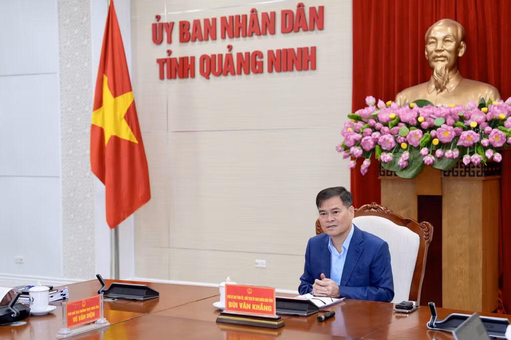 Đồng chí Bùi Văn Khắng, Phó Bí thư Tỉnh ủy, Chủ tịch UBND tỉnh, chủ trì buổi làm việc.