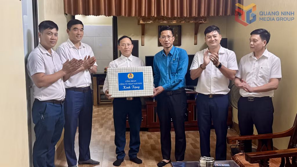 Công đoàn Than Nam Mẫu thăm, tặng quà công nhân Trần Đình Nghĩa, Phân xưởng Cơ khí.