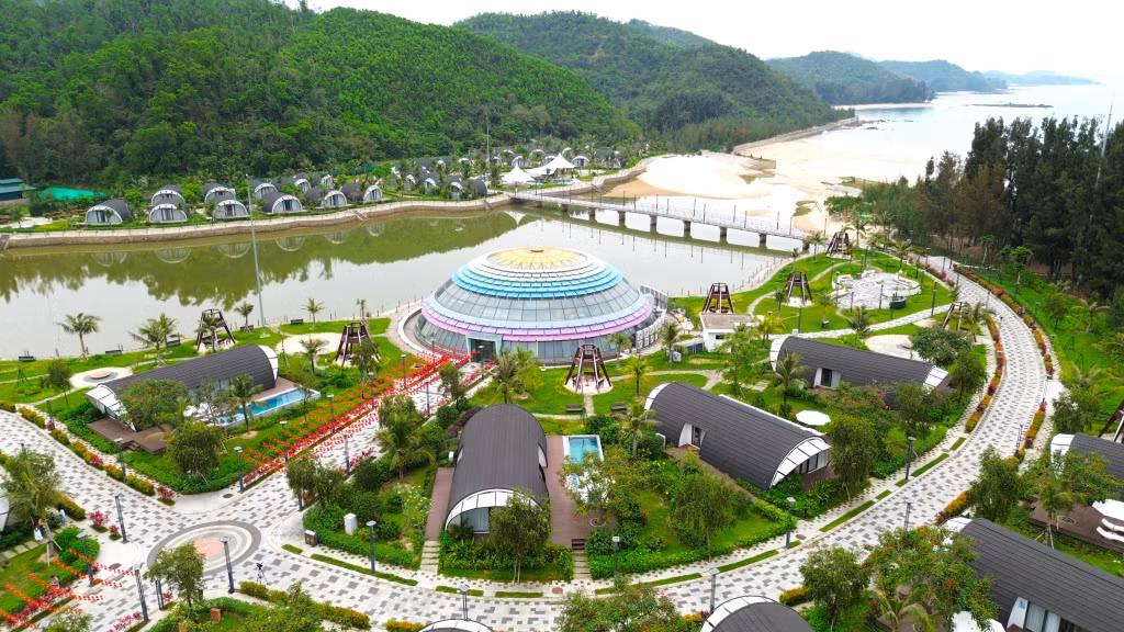 Khu nghỉ dưỡng Đầu Rồng là một trong những cơ sở lưu trú có quy mô và chất lượng dịch vụ nổi bật trên đảo.