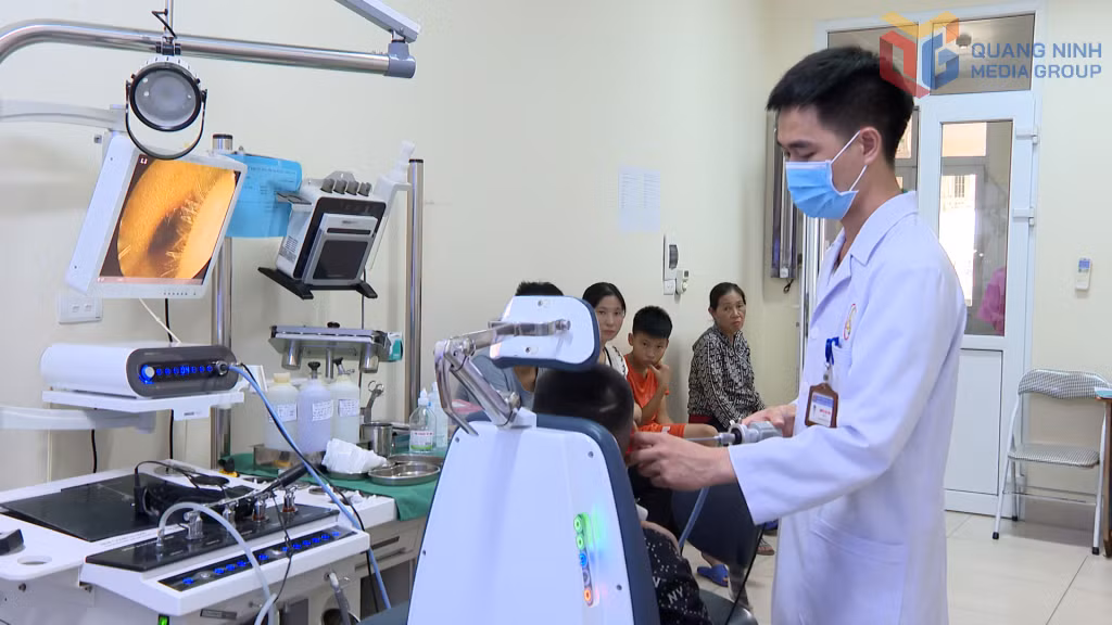 Bác sĩ Khoa Răng hàm mặt - Mắt - Tai mũi họng, Bệnh viện Đa khoa khu vực Đông Triều nội soi tai cho bệnh nhân.