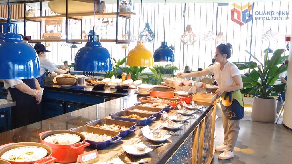 Sinh viên trường Đại học Hạ Long làm việc tại Khách sạn Citadines Marina Hạ Long. Ảnh: Minh Đức