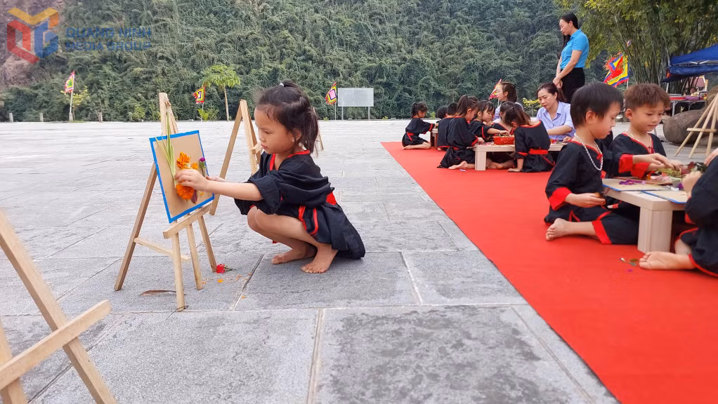 Học sinh mầm non ở xã Ba Chẽ trải nghiệm vẽ tranh và tìm hiểu về miếu Ông- miếu Bà.