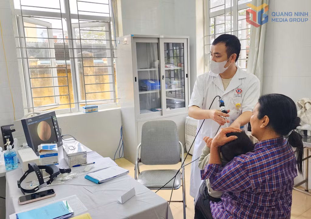 Bác sĩ Bệnh viện Đa khoa tỉnh khám nội soi tai mũi họng cho người dân, trong chương trình khám bệnh lưu động tại xã Quảng Đức.