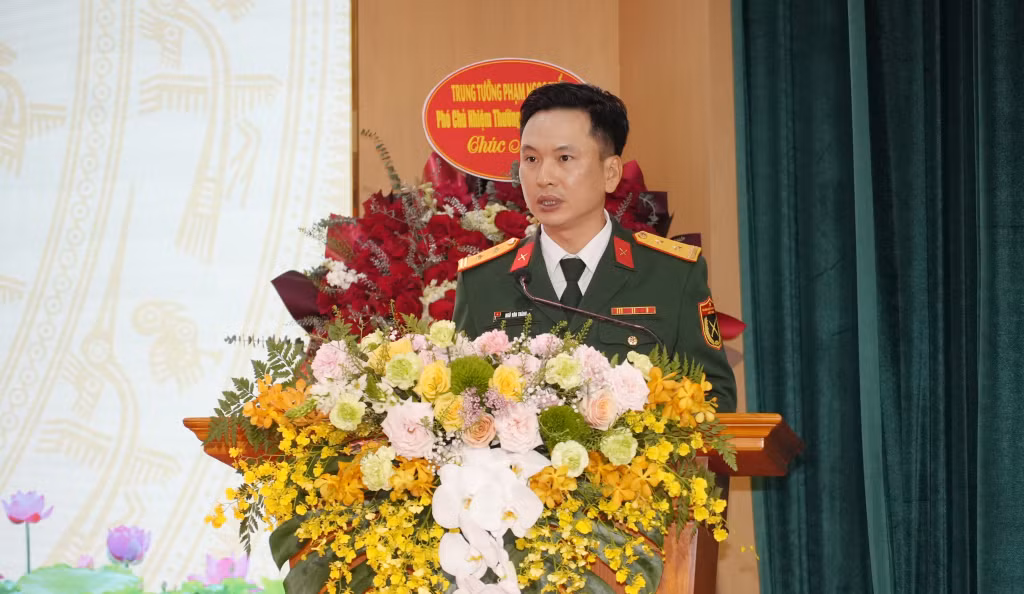 Lãnh đạo Công ty 91 đọc thư khen của Bộ trưởng Bộ Quốc phòng.