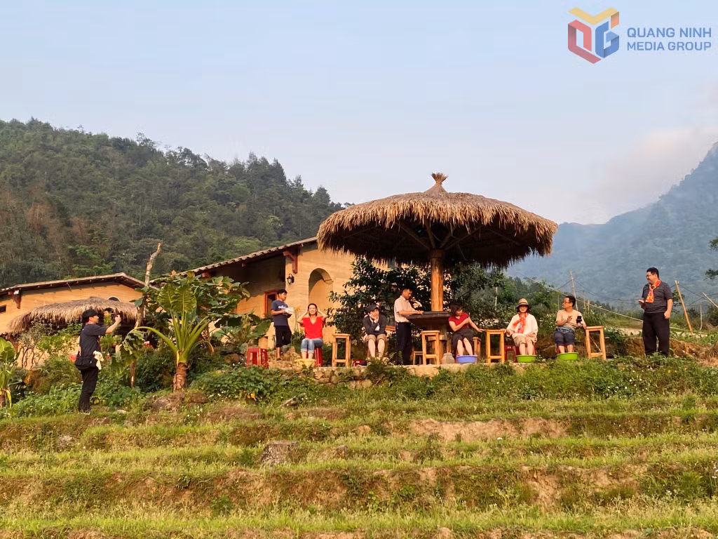 Đoàn du khách Nhật Bản trại nghiệm tại thôn Khe Tiền, xã Hoành Mô.