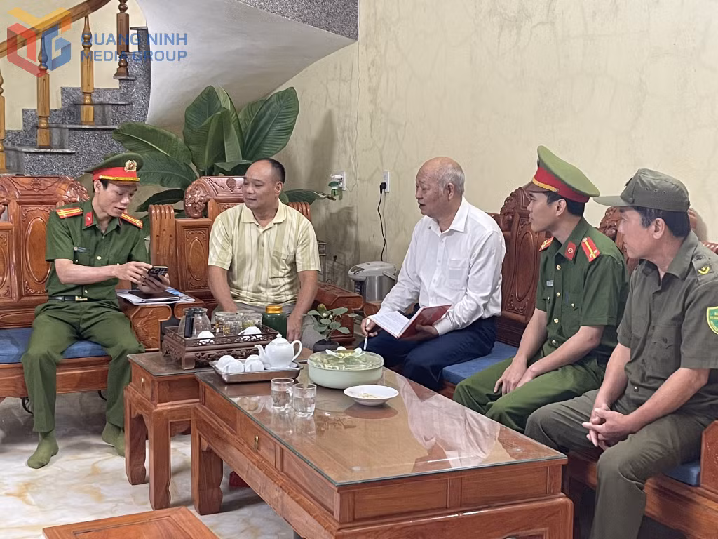 Công an xã Ba Chẽ tuyên truyền pháp luật cho người dân.