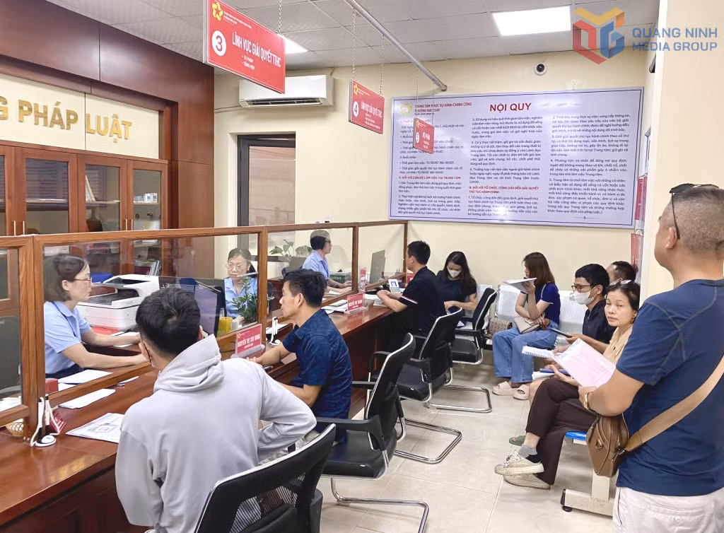 Cán bộ, công chức Trung tâm Phục vụ hành chính công phường Bãi Cháy tiếp nhận và giải quyết TTHC cho người dân.
