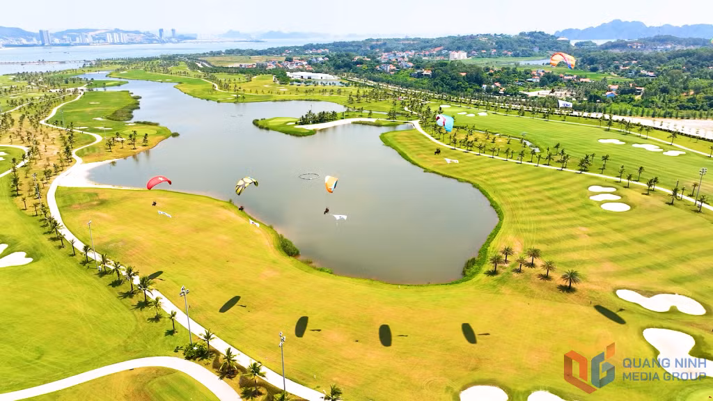 Sân golf Tuần Châu hiện là điểm hẹn thu hút du khách trong và ngoài nước, giúp đa dạng hóa sản phẩm, nâng cao sức cạnh tranh du lịch của địa phương.