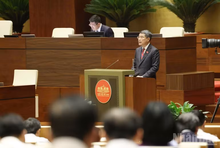Thủ tướng Chính phủ Lê Minh Hưng trình bày Báo cáo về đánh giá bổ sung kết quả thực hiện kế hoạch phát triển kinh tế-xã hội và ngân sách nhà nước năm 2025; tình hình thực hiện kế hoạch phát triển kinh tế-xã hội và ngân sách nhà nước những tháng đầu năm 2026. (Ảnh: DUY LINH)