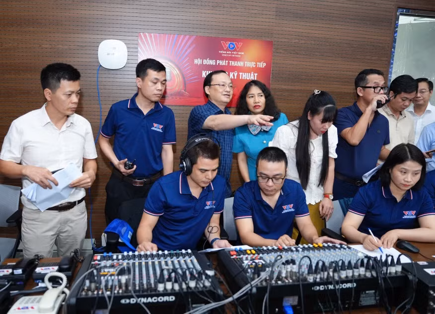 Đồng chí Tổng Giám đốc Đài Tiếng nói Việt Nam kiểm tra và động viên các kỹ thuật viên, biên tập viên đang phục vụ phần thi phát thanh trực tiếp.