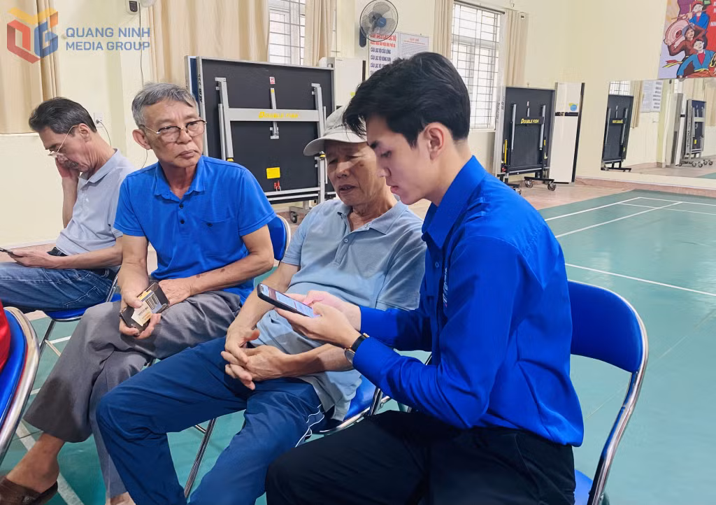 ĐVTN phường Bãi Cháy hướng dẫn sử dụng Sổ tay đảng viên điện tử cho các đảng viên khu phố 9A.