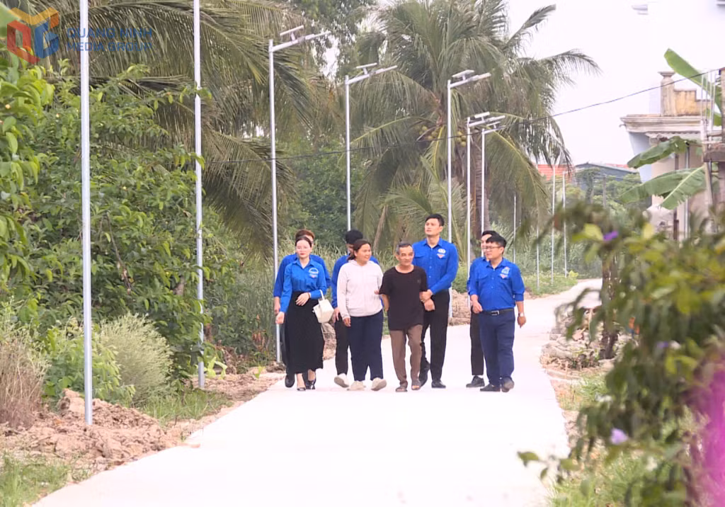 Người dân khu phố Tiền Phong 3, phường Liên Hòa phấn khởi khi tuyến đường được lắp điện chiếu sáng khiến việc đi lại được an toàn hơn.