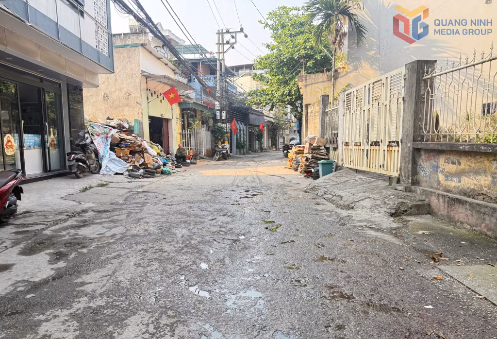Tuyến đường tại khu phố Hà Khánh 1 đã xuống cấp với nhiều vị trí bong tróc, lồi lõm, ảnh hưởng đến việc đi lại của người dân.