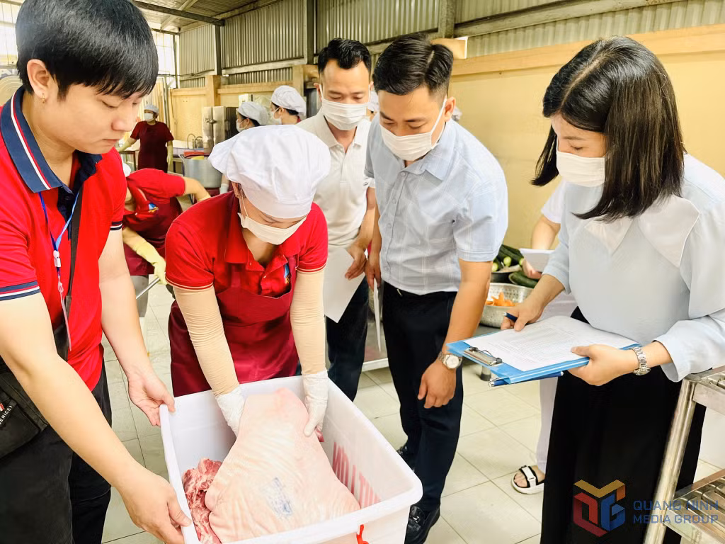 Trường mầm non Hồng Gai cùng đại diện phụ huynh kiểm tra nguồn gốc, chất lượng của thực phẩm trước khi tiến hành chế biến.