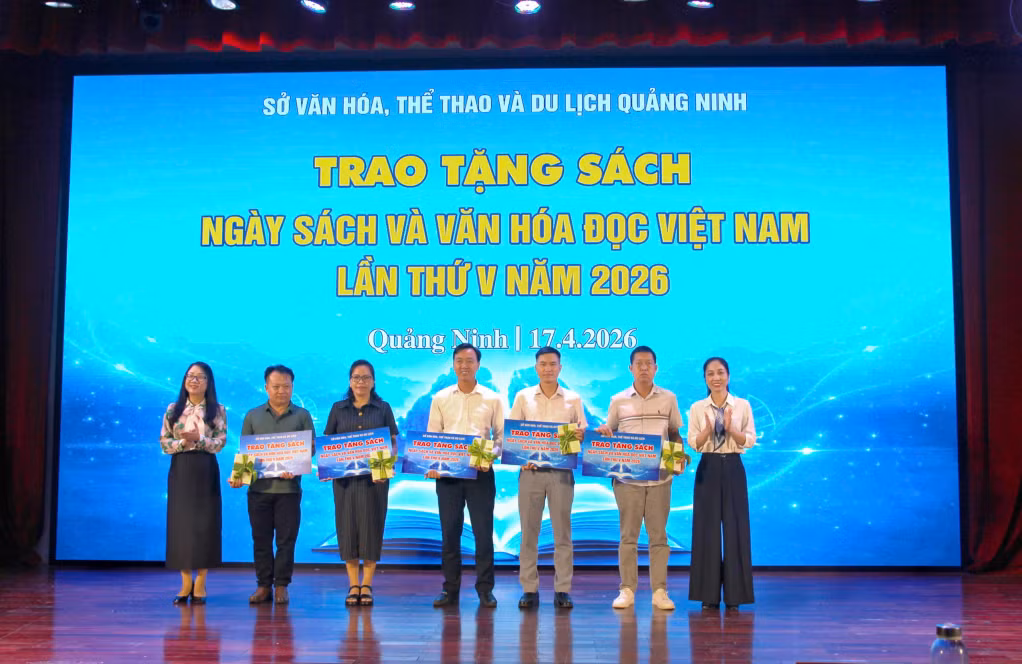 Ban tổ chức tặng sách cho 5 điểm trường trên địa bàn tỉnh.