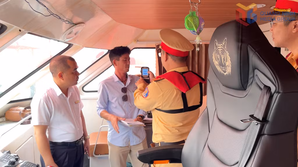 Đội Cảnh sát đường thủy, Phòng CSGT, (Công an tỉnh) tăng cường kiểm tra việc chấp hành quy định về nồng độ cồn với thuyền trưởng, thuyền viên trên các tàu tuyến bờ-đảo.