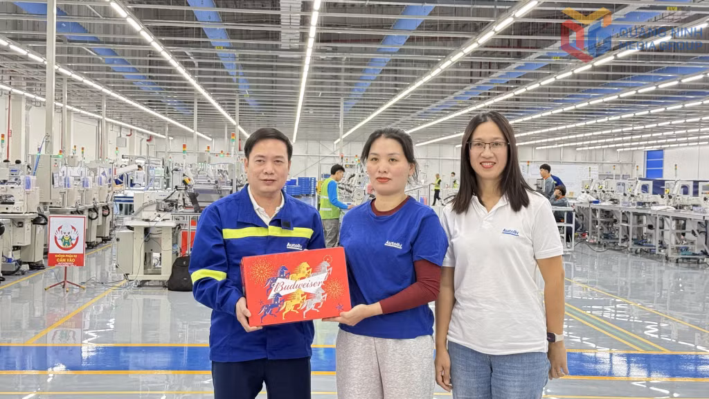Công đoàn Công ty TNHH Autoliv Việt Nam trao quà cho chị Phạm Thị Phương.